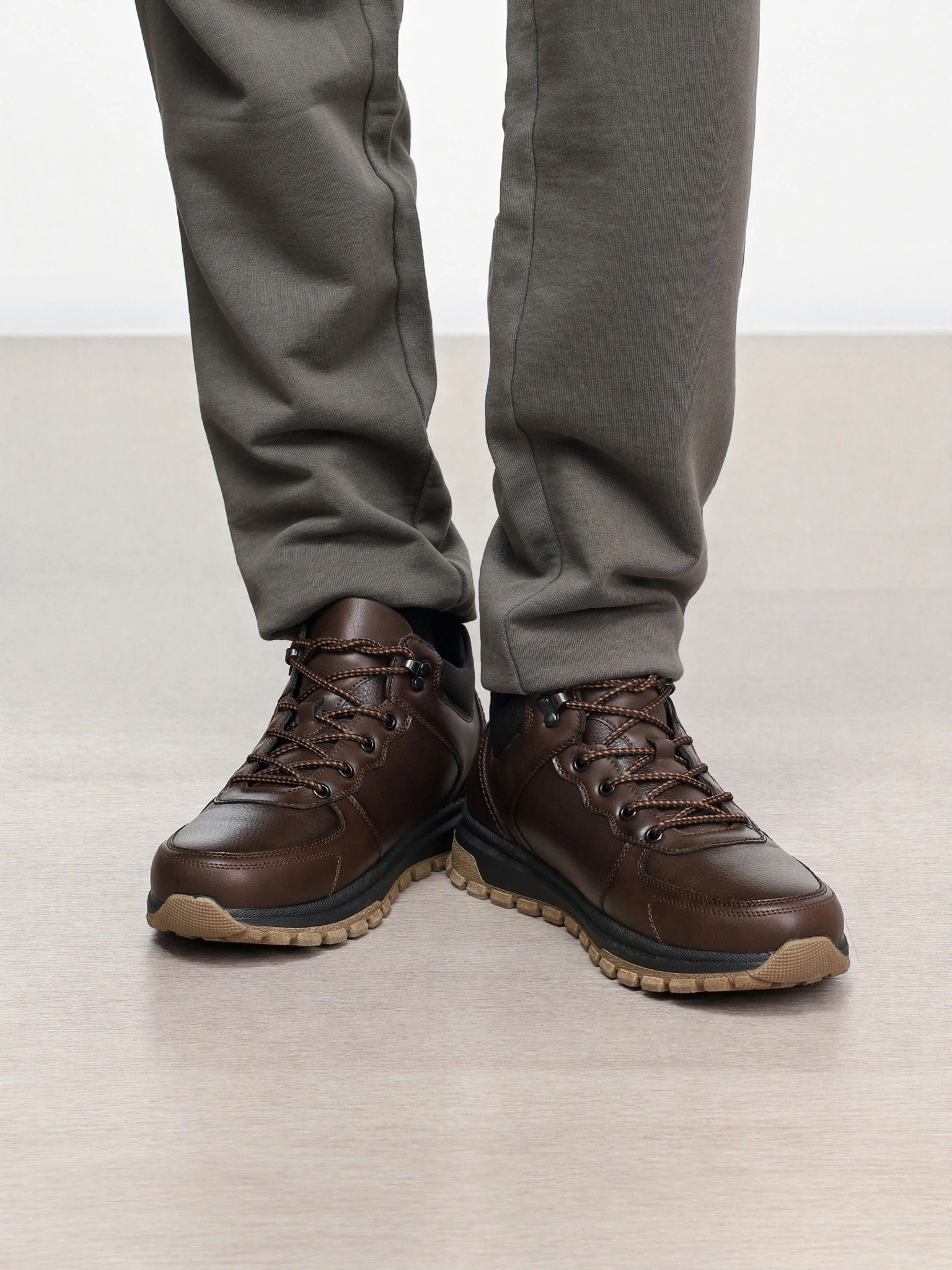 Ботинки коричневого цвета на низкой рельефной подошве